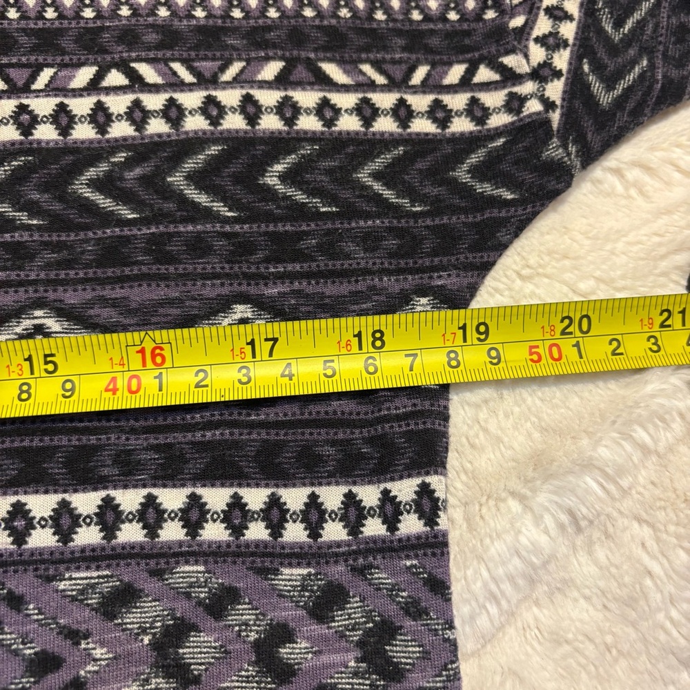 Forever 21 Top Medium Black Gray White Geometric Aztec Tribal Long Sleeves Soft - Picture 11 of 13